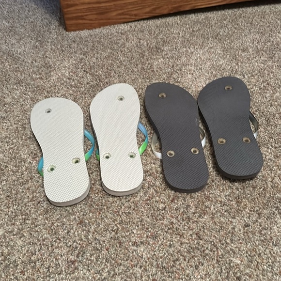 Old Navy Flip flops - Picture 2 of 2